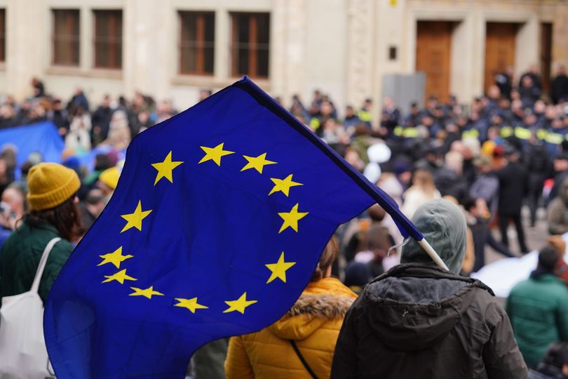 ProfEtuna's tweet photo. This is how people protest the recently proposed "foreign agents" law in Georgia, which is widely perceived as derailing Georgia's pro-European aspirations. This reaction should have been easy to predict. Over 80% supports Georgia's Euro integration (NDI poll). 📷 Vakho Kareli https://t.co/OsmVLoxLtG