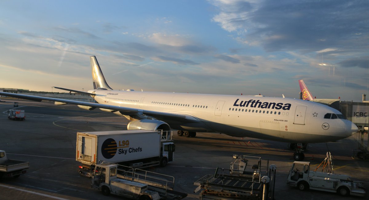 MT111tmd123's tweet photo. Looking forward to revisiting @Airport_FRA in April 2023. See a nice mixture of @lufthansa aircraft! https://t.co/6oks5Ypm0j