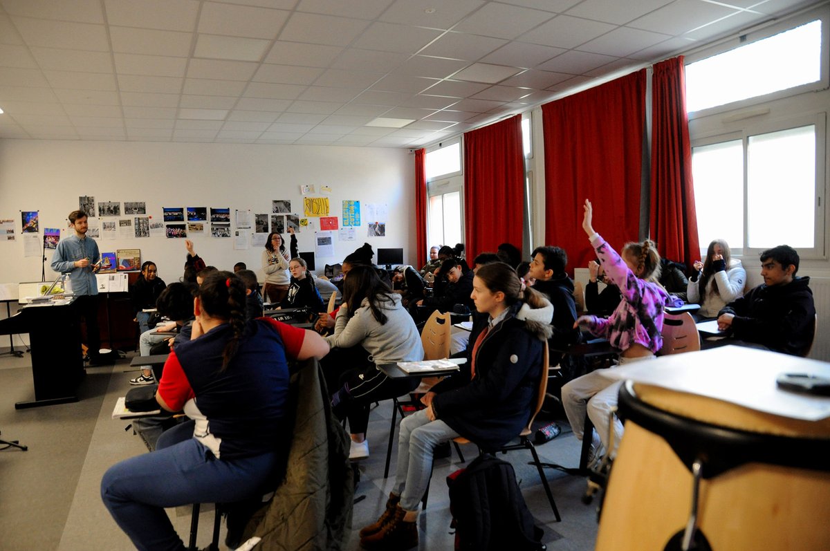 Notre équipe a débuté au collège de Kerhallet de @BrestFr une résidence en Éducation Artistique et Culturelle et en Éducation aux médias et à l'information soutenue par la Drac Bretagne (<a href="/MinistereCC/">Ministère de la Culture 🇫🇷</a> ) et @BrestFr.

Le thème : la fierté !