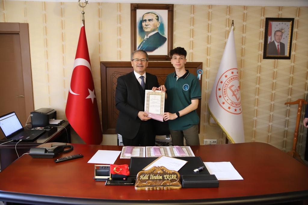 İl Milli Eğitim Müdürümüz H.İbrahim YAŞAR MEB Robot Yarışması çerçevesinde düzenlenen Tanıtım Müziği Yarışmasında il birincisi Güzel Sanatlar Lisesi Öğrencilerini makamında ağırlayarak,
Mes. ve Tek. Eğt Genel Müdürü Nazan ŞENER imzalı teşekkür belgelerini öğrencilere takdim etti.