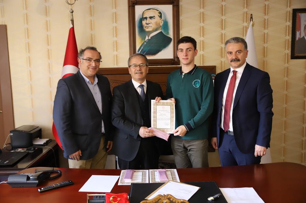 nigdeilmem's tweet photo. İl Milli Eğitim Müdürümüz H.İbrahim YAŞAR MEB Robot Yarışması çerçevesinde düzenlenen Tanıtım Müziği Yarışmasında il birincisi Güzel Sanatlar Lisesi Öğrencilerini makamında ağırlayarak,
Mes. ve Tek. Eğt Genel Müdürü Nazan ŞENER imzalı teşekkür belgelerini öğrencilere takdim etti. https://t.co/Hpgk3USq7q