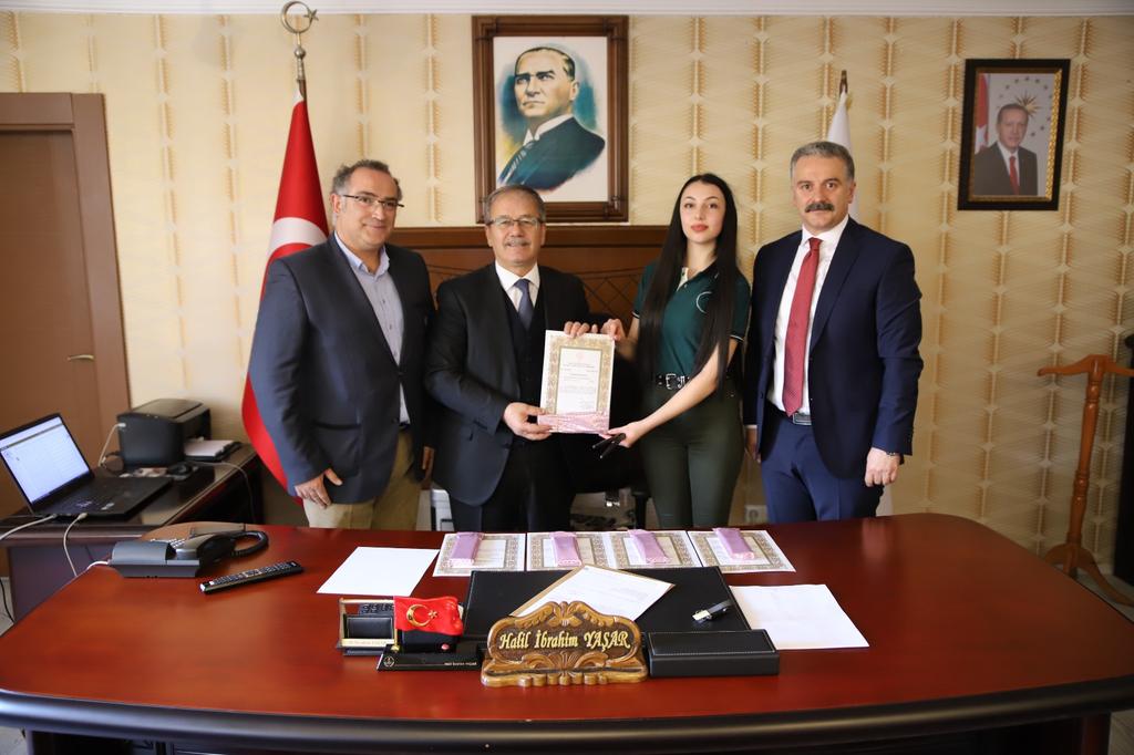 nigdeilmem's tweet photo. İl Milli Eğitim Müdürümüz H.İbrahim YAŞAR MEB Robot Yarışması çerçevesinde düzenlenen Tanıtım Müziği Yarışmasında il birincisi Güzel Sanatlar Lisesi Öğrencilerini makamında ağırlayarak,
Mes. ve Tek. Eğt Genel Müdürü Nazan ŞENER imzalı teşekkür belgelerini öğrencilere takdim etti. https://t.co/Hpgk3USq7q