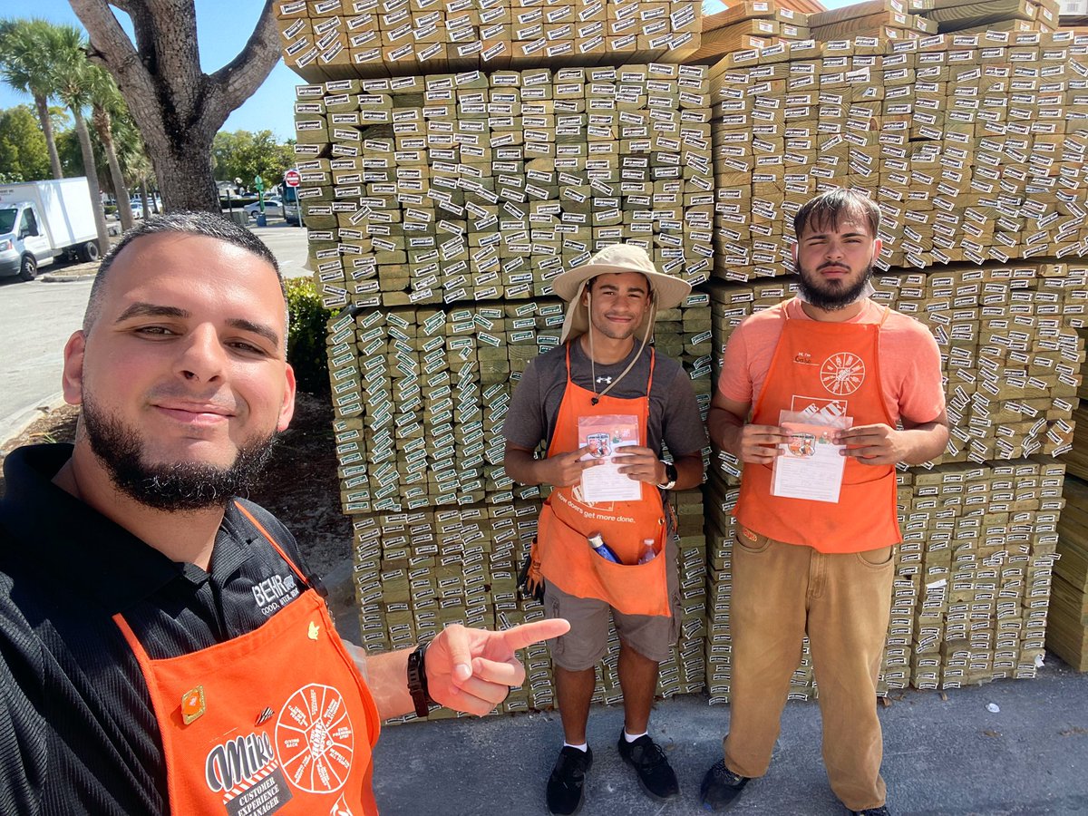 Recognizing a few of our LOT ASSOCIATES over here at #STORE6343 for always driving safety even outside the building‼️💯💪🏻