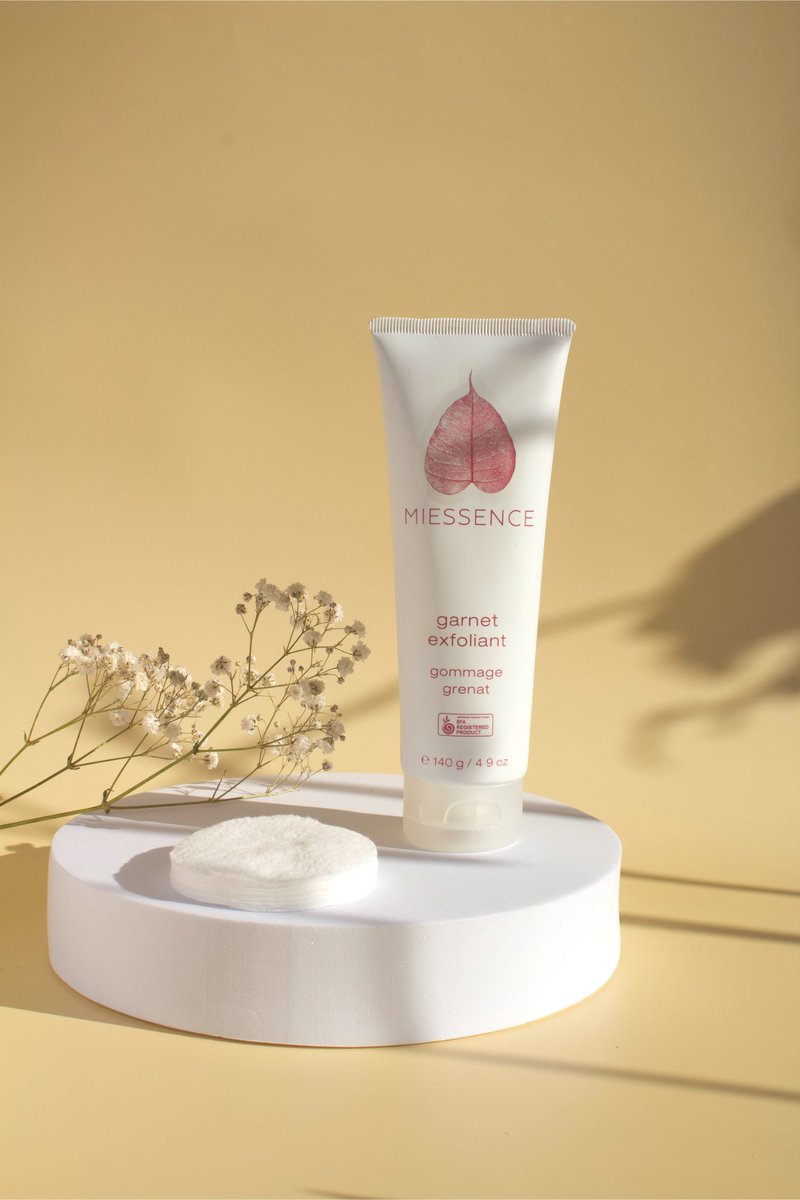 Chtěli byste mít pleť jako z reklamy na kosmetiku? Zapomeňte na photoshop a vyzkoušejte organický exfoliant! S ním se vaše pokožka zbaví odumřelých buněk a vy se zbavíte "přírodního šumu" na fotce. #byebyefilter #exfoliace #udrzitelnost
