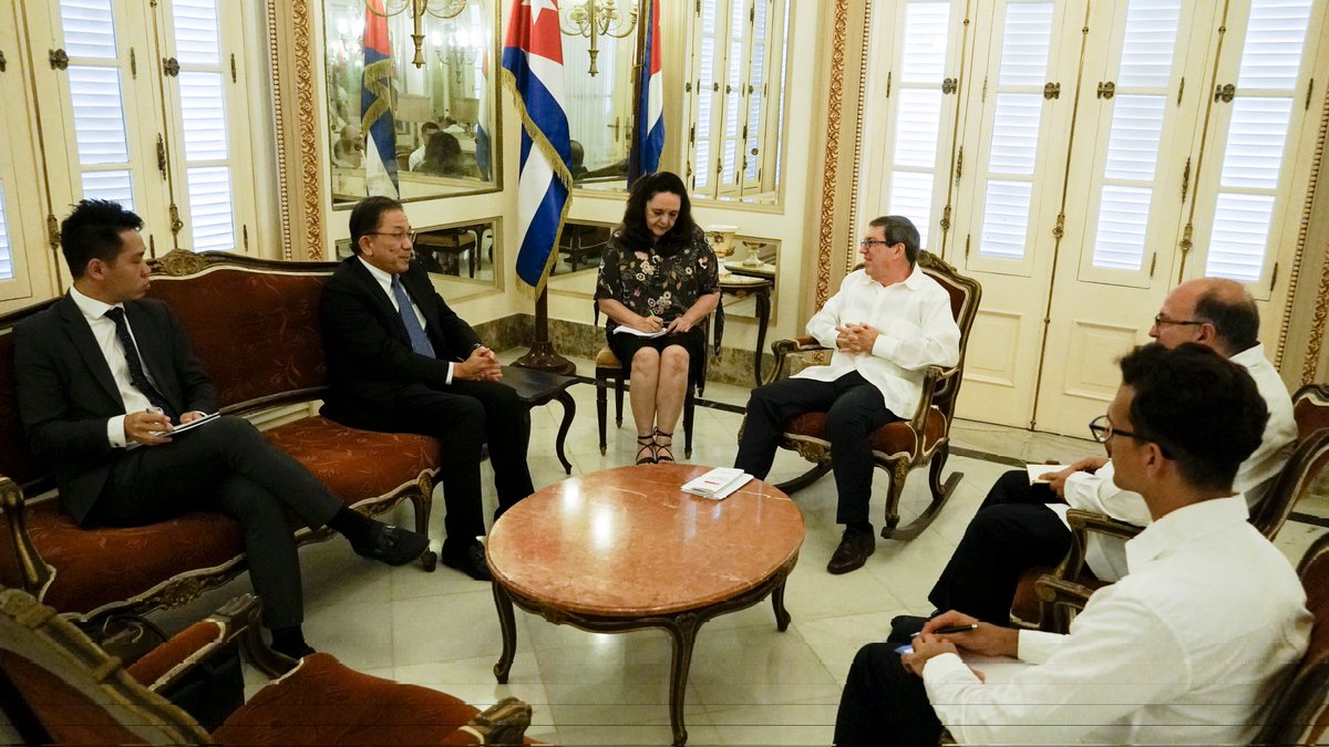 BrunoRguezP's tweet photo. Sostuve encuentro con el embajador de Singapur, Chua Kee Lock.

Destacamos el positivo estado de las relaciones bilaterales, las cuales brindan perspectivas de desarrollo en nuevas áreas de interés común 🇸🇬🇨🇺. https://t.co/MDWcUIK7F1