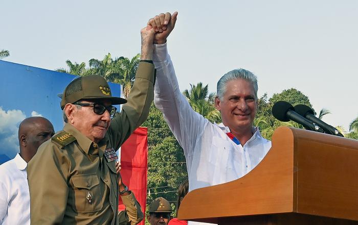 Hermosa imagen de la continuidad tomada ayer durante la celebración del aniversario 65 del Tercer Frente, el cual sigue fiel a la Revolución y a la gloria vivida. #YoVotoXTodos #Cuba <a href="/DiazCanelB/">Miguel Díaz-Canel Bermúdez</a> <a href="/DrRobertoMOjeda/">Dr. Roberto Morales Ojeda</a> <a href="/UJCdeCuba/">UJC de Cuba</a> <a href="/JuventudRebelde/">JuventudRebelde</a>
