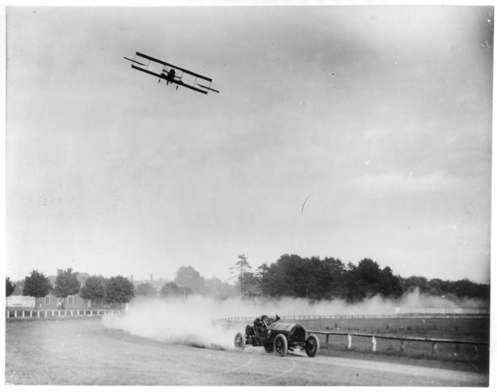 Race between Lincoln Beechey in an airplane and Barney Oldfield in an automobile, date unknown.

#nothingisordinary #historynerds #history ⁣
#sportshistory #blackandwhitephotography #sportsphotography #photooftheday #sportsphotographer #athlete #sport #sportphotography