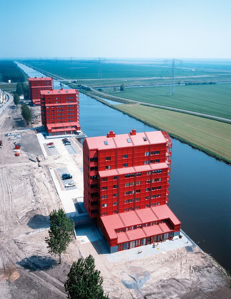 _iWayneTweet's tweet photo. @GrotePodcastlas En we blijven nog in Flevoland, want wanneer je met 130 over de A6 scheurt, tref je aan het einde van Almere deze stalen giganten: De Rooie Rakkers. Het moet denken aan rode graansilo’s. De kleur is overigens leidend geweest, want dat was verplicht voor de Regenboogbuurt. https://t.co/YRE9V14ezn