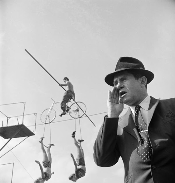 UtterlyInterest's tweet image. We lost Stanley Kubrick on this day in 1999, best known for his incredible contribution to cinema, but if you&apos;re not aware of his #StreetPhotogrpahy work for &apos;Look&apos; magazine in NYC (aged 17!), have a look here, it&apos;s outstanding! 
👉  dannydutch.com/post/17-year-o…