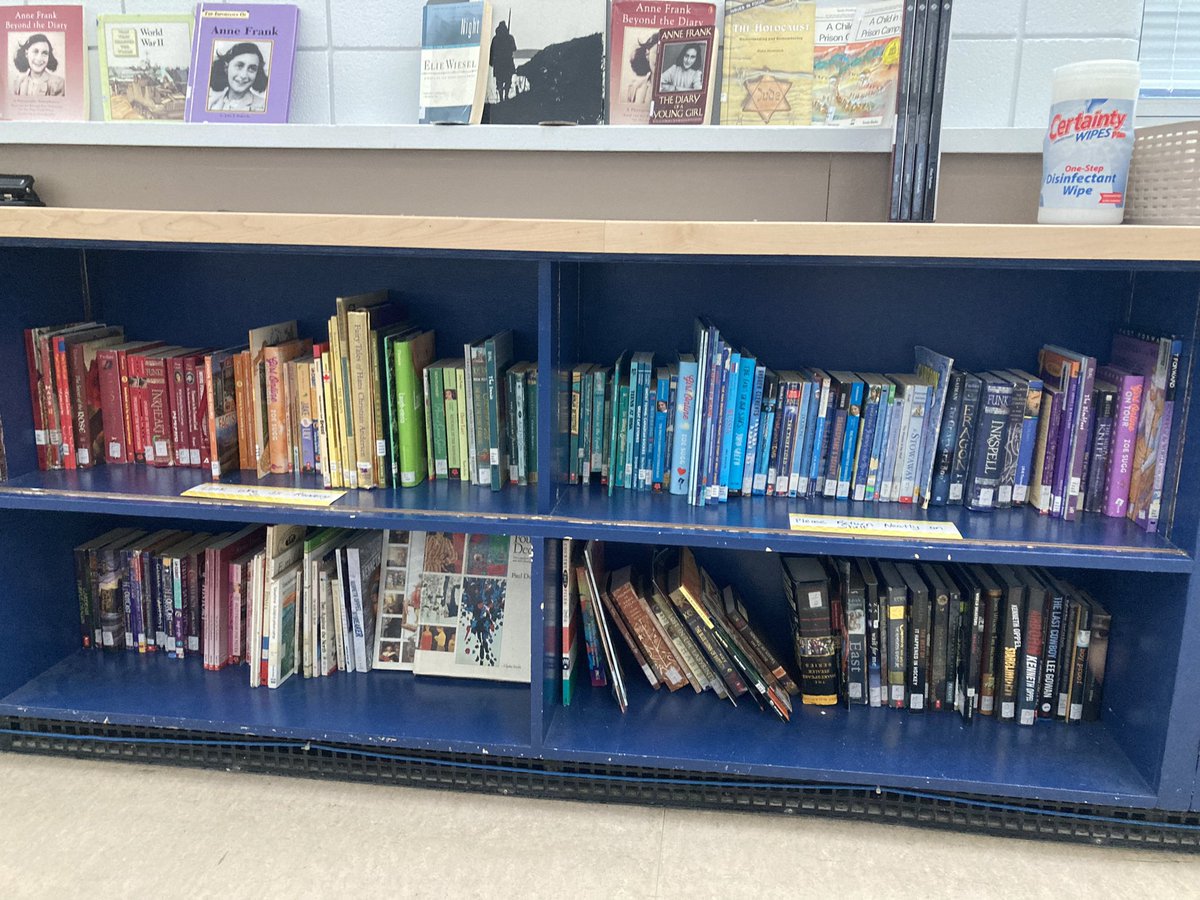 AmyMeiyee's tweet photo. When you have amazing students that organize your reading shelf by color #jrhigh #grade8 #decor @swlcbe https://t.co/8owVj7NZRv