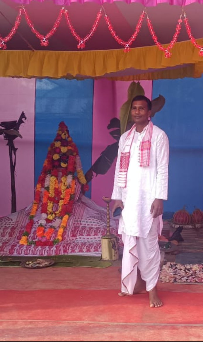 laban_nath's tweet photo. প্ৰকৃতি পুৰুষ দুইৰো নিয়ন্তা মাধৱ । সমস্তৰে আত্মা হৰি পৰম বান্ধৱ ।। হে কৃষ্ণ তযু পাৱে পশিলো শৰণ। মই অনাথৰ নাথ তুমি নাৰায়ণ ।। নাৰায়ণ হৰি ৰাম গোপাল গোবিন্দ । ভজোহো তোমাৰ দুই পদ অৰবিন্দ ।। https://t.co/b4rdEVv2pW