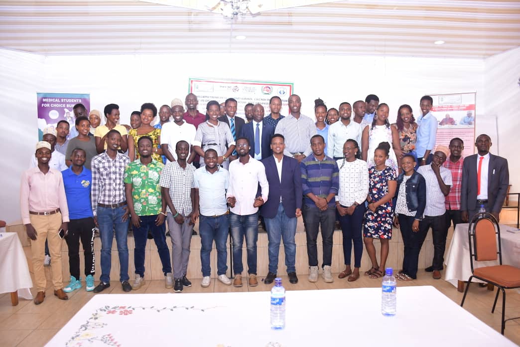 AICNDH1's tweet photo. Le 7 Mars 2023, AICNDH en consortium avec ARFH, APROSAP et MSFC, a organisé un colloque à  PACIFIC HOTEL ,  Bujumbura Marie à l'endroit des Comités des parents des différentes écoles ,leaders religieux et leaders des jeunes, dans le cadre d'éduquer les jeunes sur Les DSSR. https://t.co/O0wz1SO1RA