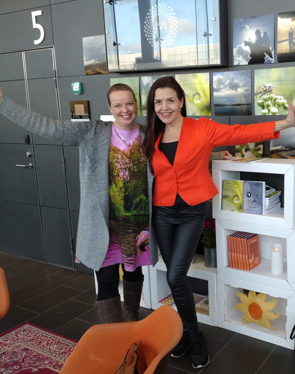 Kiitos <a href="/Workgoeshappy/">Work goes happy International</a> . Merkityksellisiä kohtaamisia, hienosti järjestetty tapahtuma jälkeen ja oli ilo olla stagella puhumassa inhimillisemmän työelämän puolesta <a href="/ahukari/">Anniina Hukari</a> kanssa.🔥#hyvinvointi #mielentaidot #inhimillisyys #oivaltamaan #voimakkuus