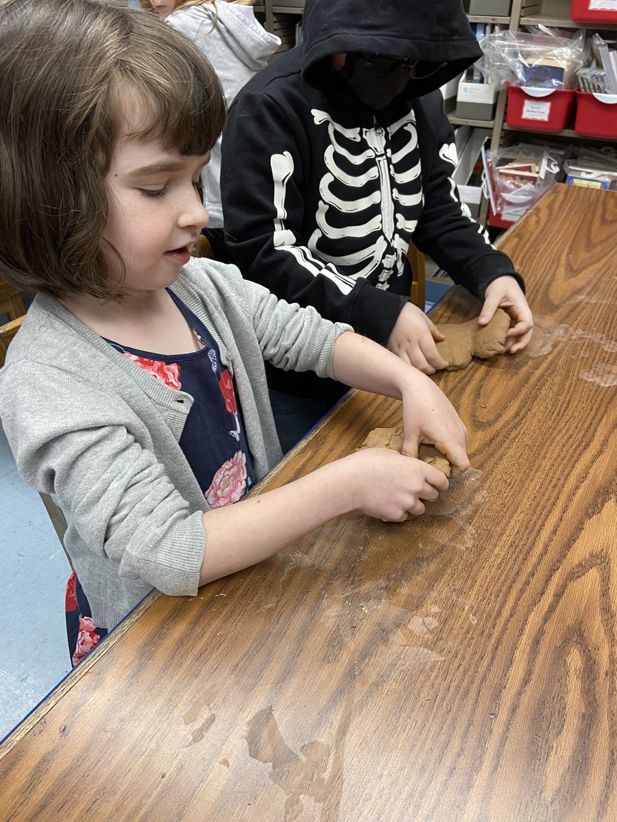 More Mystery Artists have been popping up in  #Collingwood elementary schools!   #lovewhatyoudo <a href="/colls_tatem/">Tatem Elementary</a> <a href="/Colls_ZaneNorth/">Mr. Santo</a>