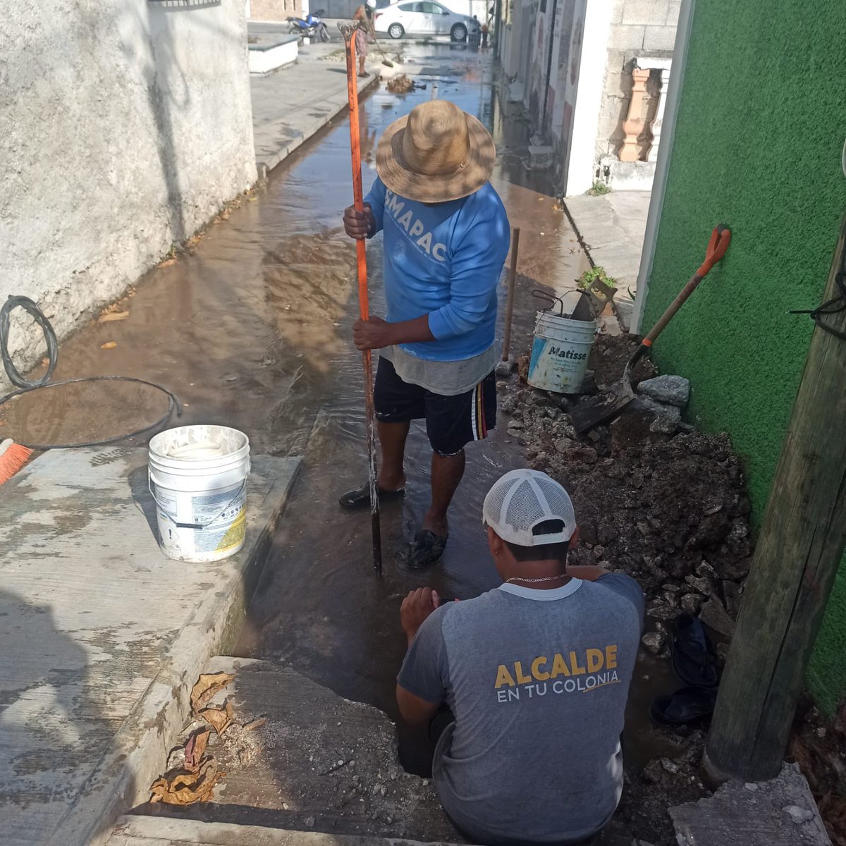 smapacampeche's tweet photo. Personal del #SMAPAC💧, realiza trabajos de reparación de tubería, por fuga de agua en el Andador Jalisco entre Campeche y Quintana Roo de la U.H. #FidelVelázquez📍. 

#CapitalAmable🧡
#alcaldíacampeche
#SmapaCampeche💧 https://t.co/3Dx0lfcxWR