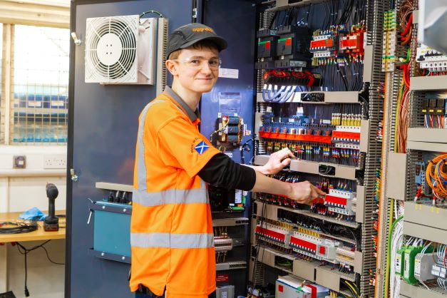 Congratulations to young Greenock engineer and former Clydeview Academy pupil Harley Higgins who is a finalist at the Scottish Apprenticeship Awards and been hailed as the 'gold standard' 👏🏅 bit.ly/3IUSpOI #ScotAppWeek23 #ScotAppAwards #InverclydeWorks