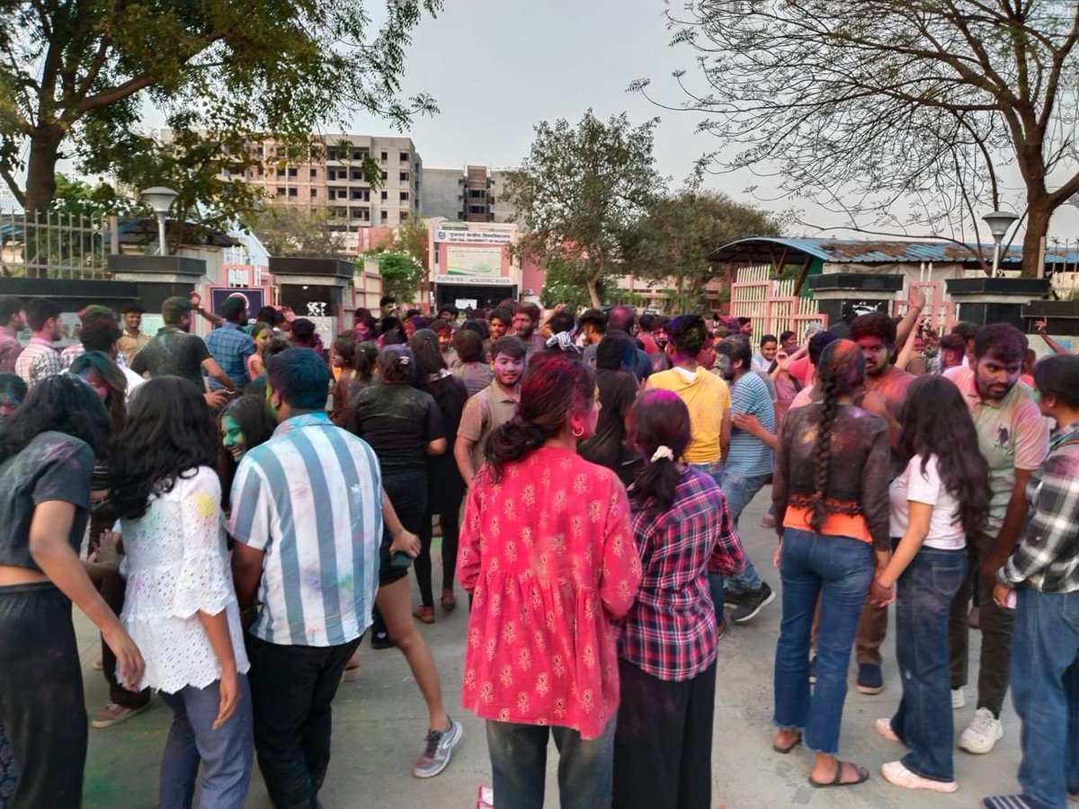 SamarthBhattGJ's tweet photo. #Holi milan at #CUG campus by #ABVPCUG. Administration had earlier issued a circular to not to play holi on the campus, after ABVP’s demand it was taken back. https://t.co/z2lnPsI2Jd
