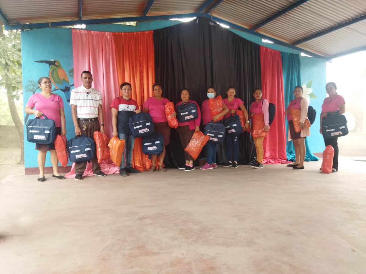 Con alegría niños y niñas del Centro Escolar Julia Martínez, reciben Paquetes escolares con el objetivo de garantizar la educación en cada niño y niña al igual los docentes reciben Maletín y Paquete de Material Fungible, para garantizar el desarrollo del proceso de aprendizaje.