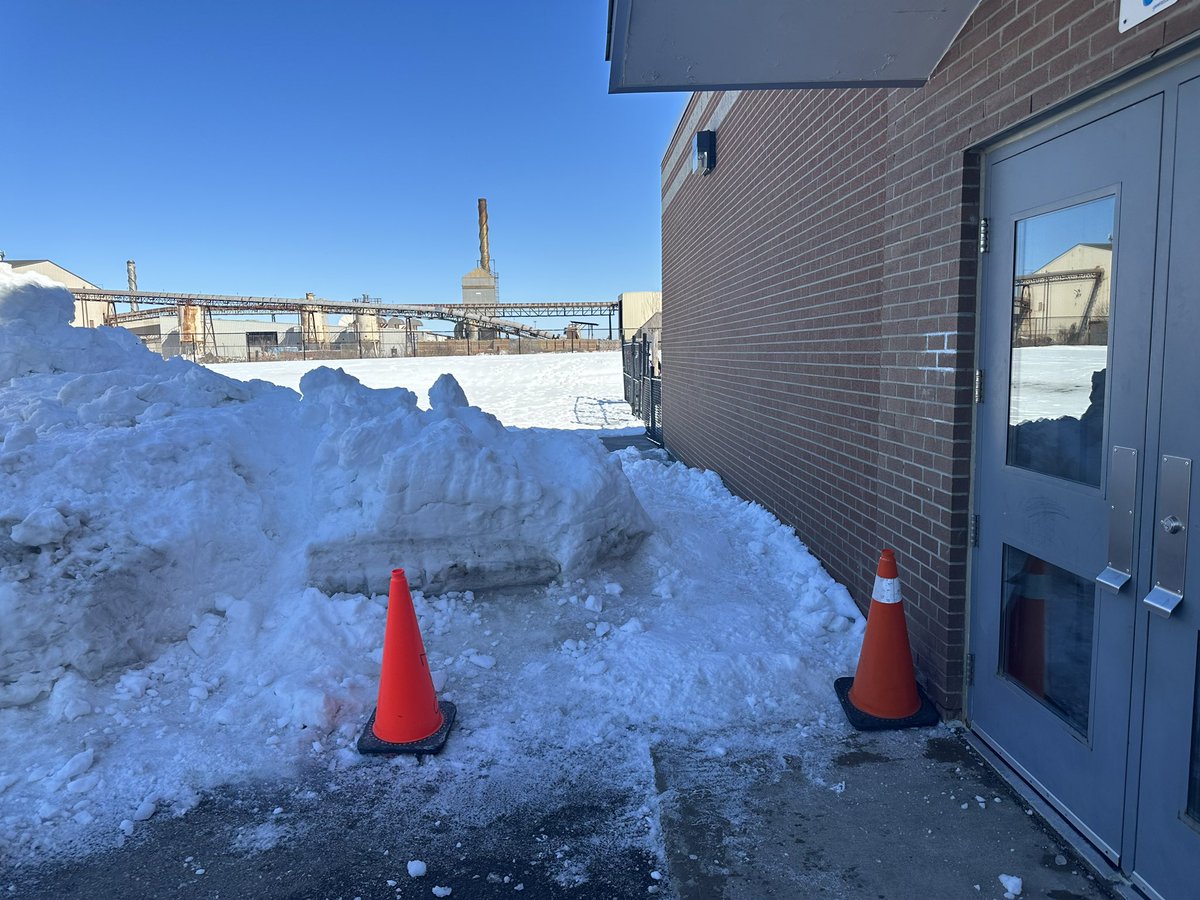 JayWigmore's tweet image. A planning time, a shovel, muscles and some sweat to get the students on the snow covered field and around the snow hills! ❄️😎#SolutionsNotProblems