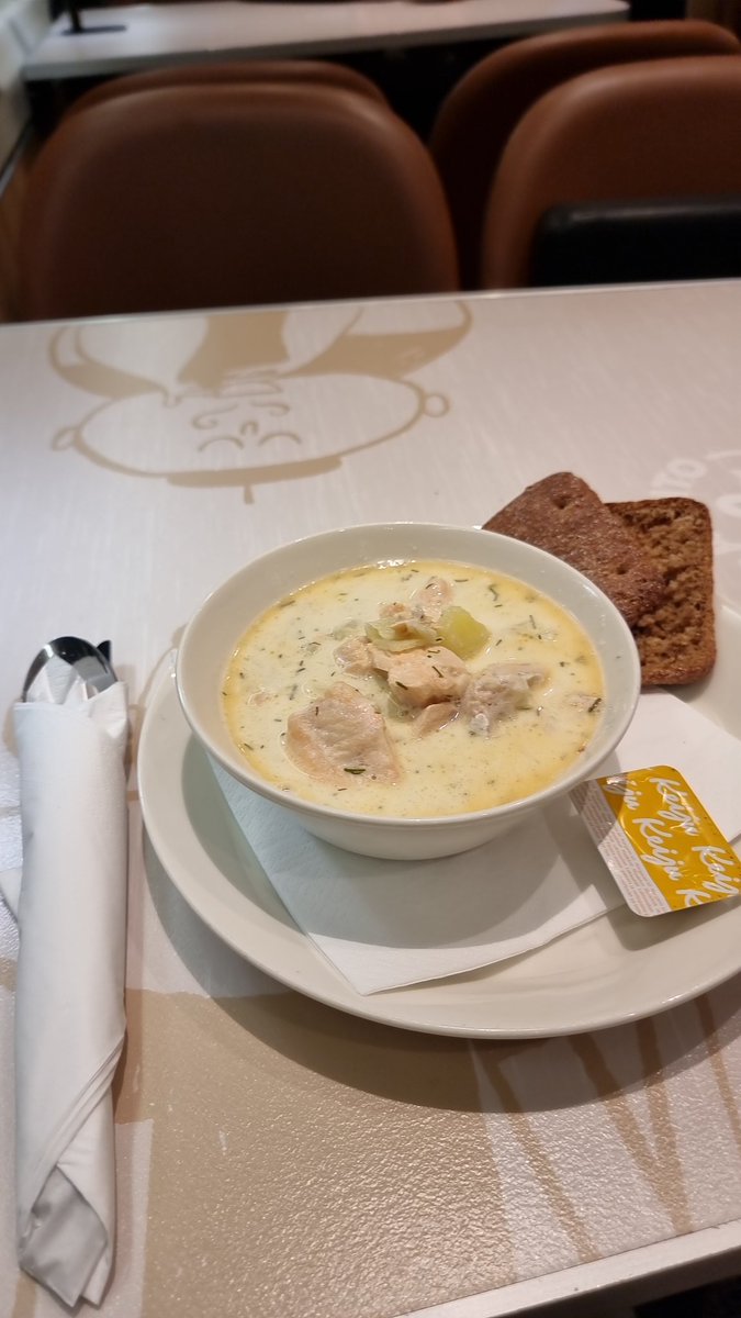 3/3
Joka tapauksessa @VRmatkalla junan  ravintolavaunusta saa todella maukasta #lohikeitto'a. Siitä lämpimät terveiset keiton valmistajalle. Säilyttäkää tämä toimittaja. Keitossa oli oikeasti lohta runsaasti. Suosittelen!