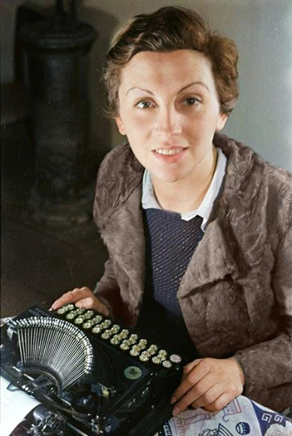 Aprofitant el 8 de Març, aquí teniu un fil sobre Gerda Taro, la corresponsal i fotògrafa més important i invisibilitzada de la Guerra Civil, que sacrificà la seva vida per la causa republicana. 
Voleu conèixer la seva història, i veure algunes de les seves fotos acolorides?
🧵👇