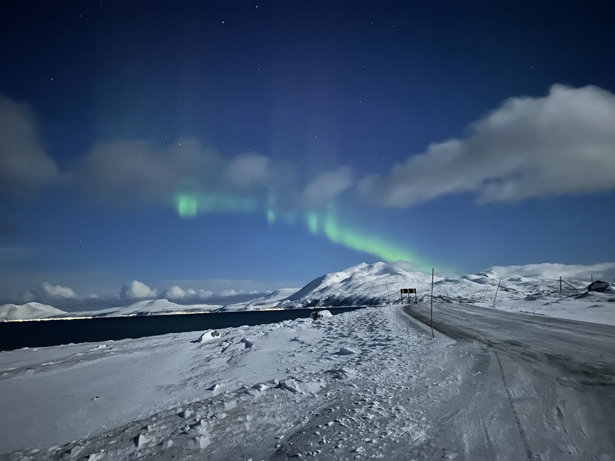 yohei_desu's tweet photo. #オーロラ
#トロムソ
#northernlight
#tromso
3月7日トロムソより北に1時間半ほど車で移動したところで何とか見えました。✨
肉眼では見えるか見えないかでしたが、iphone14でははっ���り撮れました‼️📸 https://t.co/czqqIf0B2e