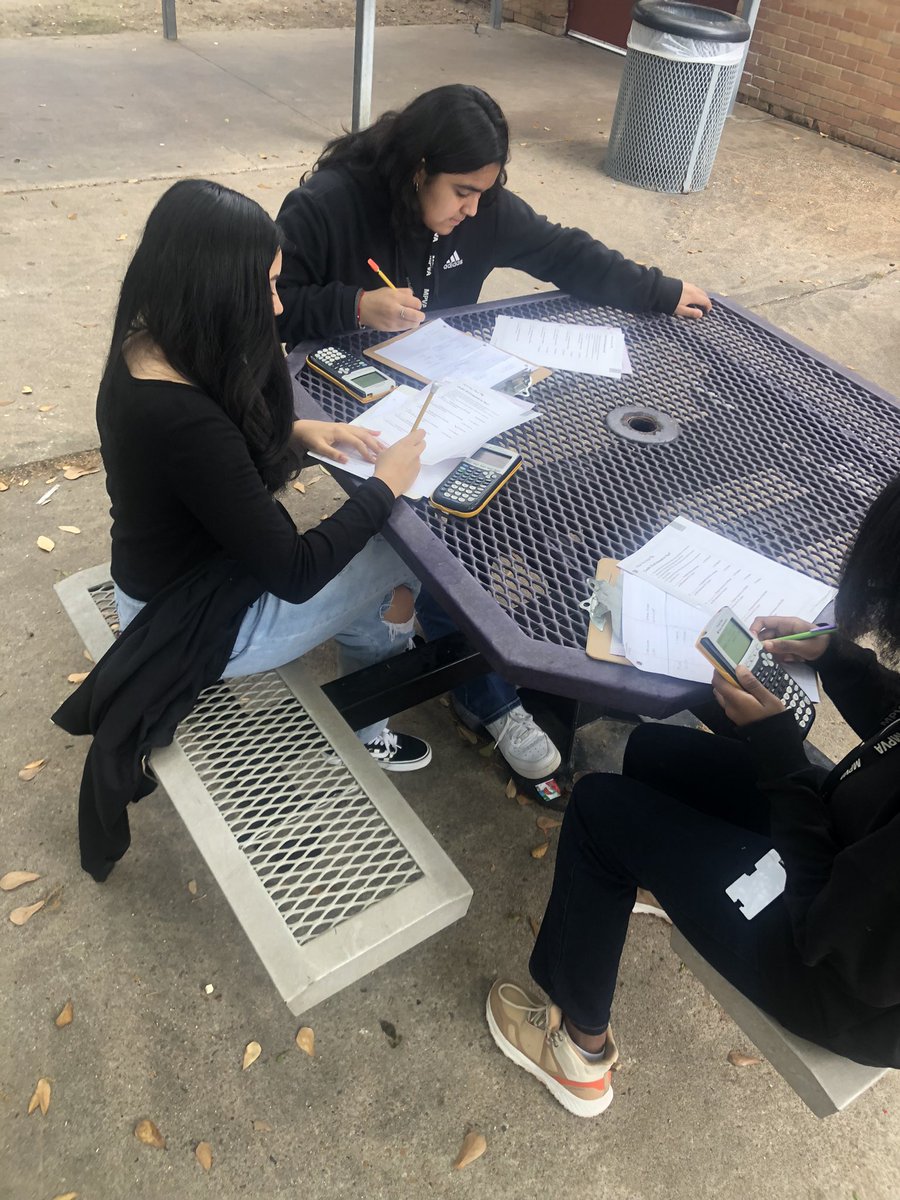 We decided to change up our classroom today and go outside to calculate simple and compound interest problems. 🏦 #flexibleseating #collaboration @carnegielearn @MeyerlandMS