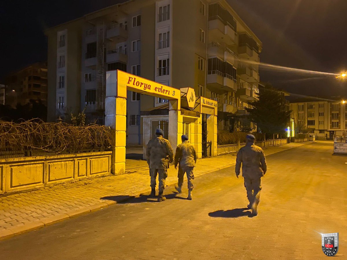 Deprem bölgesinde icra ettiğimiz devriye faaliyetleri ve asayiş uygulamalarımızla görevimize devam ediyoruz.

Bir olma vakti🇹🇷

#Jandarma
#Deprem
#earthquake
#Malatya