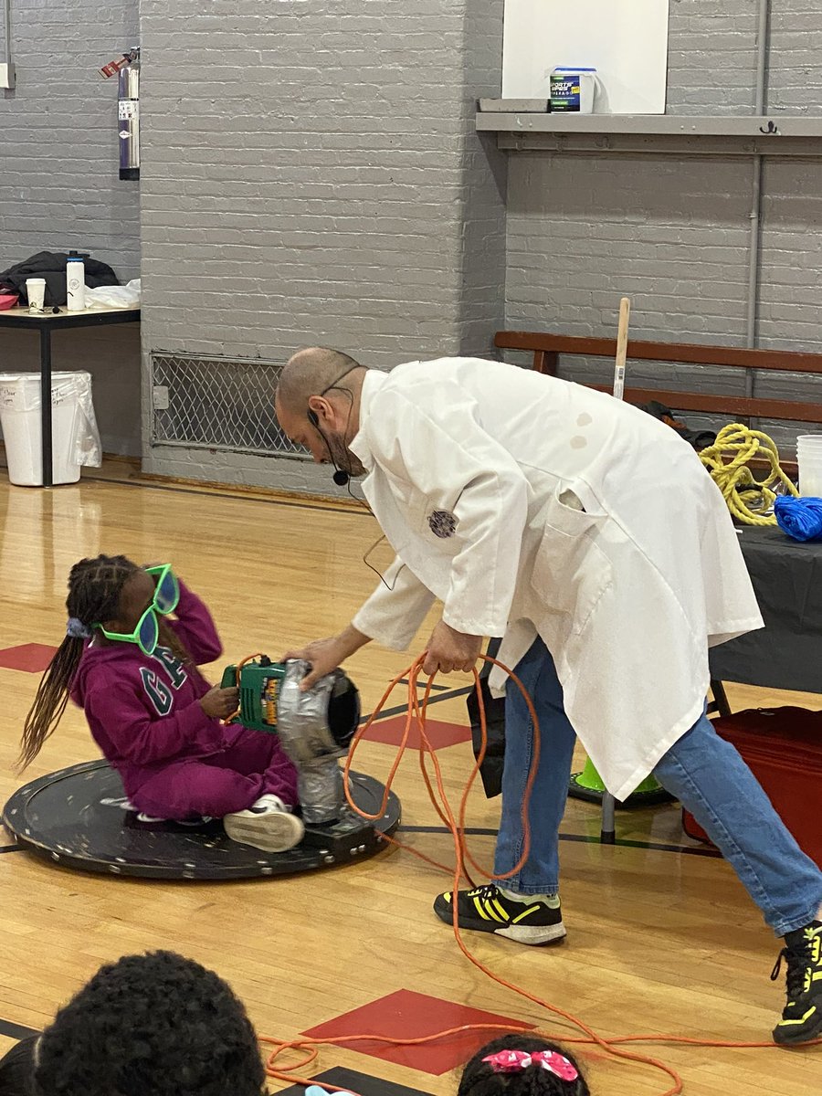 TheraErickson's tweet photo. ๐งฌMAD ๐งซ Science ๐งช at PS75 this week! Today K-2 enjoyed interactive curriculum-based performances. WOW ๐คฉ our students were engaged in LEARNING! @MadScienceGroup @NYCSchools @DOEChancellor @D8Connect @jen_joynt @AnyaMunce #madscience #studentsuccess #learningchoices ๐ https://t.co/wF5JrlyoQe