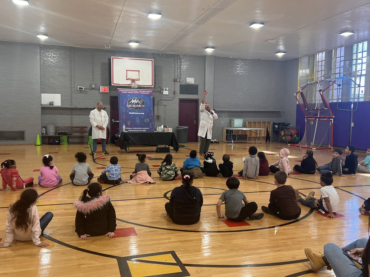 TheraErickson's tweet photo. ๐งฌMAD ๐งซ Science ๐งช at PS75 this week! Today K-2 enjoyed interactive curriculum-based performances. WOW ๐คฉ our students were engaged in LEARNING! @MadScienceGroup @NYCSchools @DOEChancellor @D8Connect @jen_joynt @AnyaMunce #madscience #studentsuccess #learningchoices ๐ https://t.co/wF5JrlyoQe