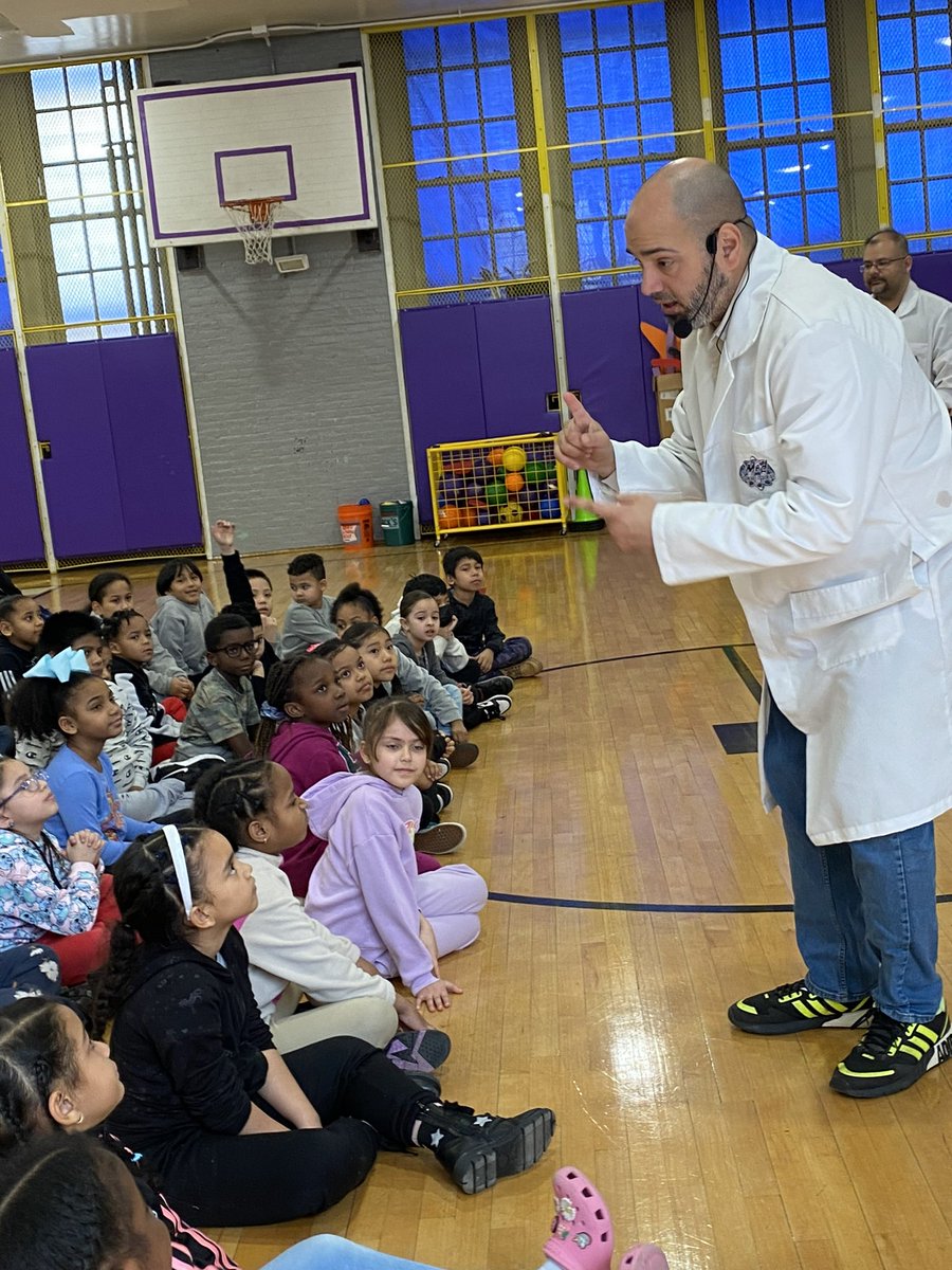 TheraErickson's tweet photo. ๐งฌMAD ๐งซ Science ๐งช at PS75 this week! Today K-2 enjoyed interactive curriculum-based performances. WOW ๐คฉ our students were engaged in LEARNING! @MadScienceGroup @NYCSchools @DOEChancellor @D8Connect @jen_joynt @AnyaMunce #madscience #studentsuccess #learningchoices ๐ https://t.co/wF5JrlyoQe