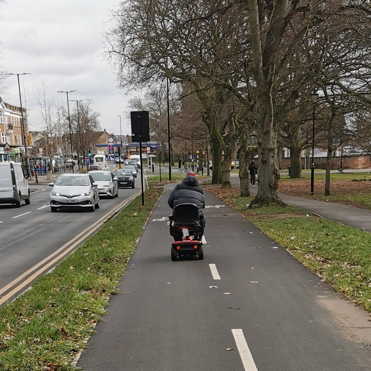 Reason segregated cycleways are awesome # 247..
Accessibility for users of mobility scooters is vastly improved. Smooth surface, raised crossings, priority, unobstructed passage. What a win for social inclusion #binleycycleway