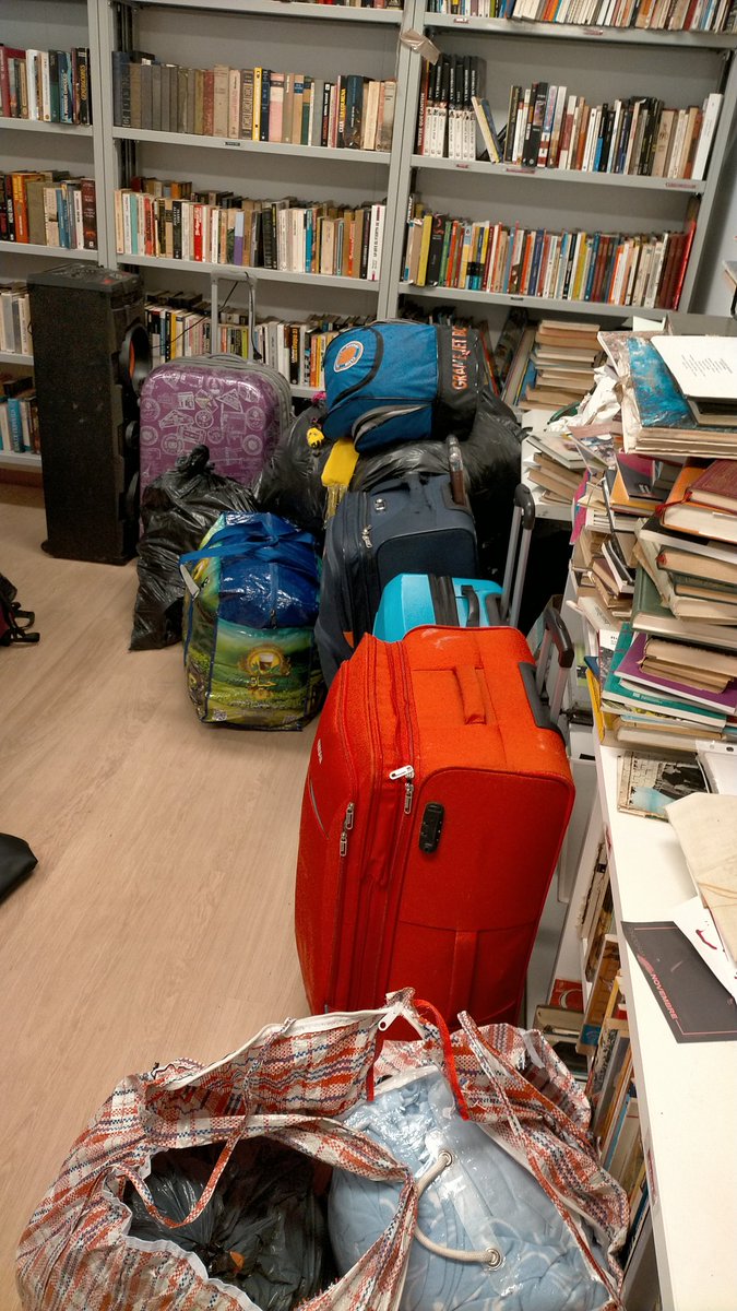 marianotb's tweet photo. Al carrer. Quina societat tenim que no té cura d'una dona amb tres filles. El desnonament d'aquest matí a ciutat meridiana és terriblement dur.  Som una societat malalta. https://t.co/zLNNq72xYb