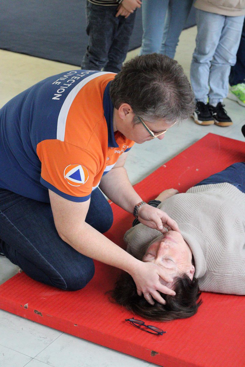 ADPC50's tweet photo. [FORMATION] Ce vendredi 3 mars avait lieu une formation « Apprendre à porter secours » (APS) dans une école primaire.🏫

Vous aussi, formez-vous ⬇️
https://t.co/3vc6hHGJdr

📸 𝑨. 𝑳𝒆𝒑𝒐𝒊𝒕𝒕𝒆𝒗𝒊𝒏
🎓 𝑵. 𝑫𝒖𝒎𝒆𝒔𝒏𝒊𝒍

🟠🔵 https://t.co/MRWberhmwD