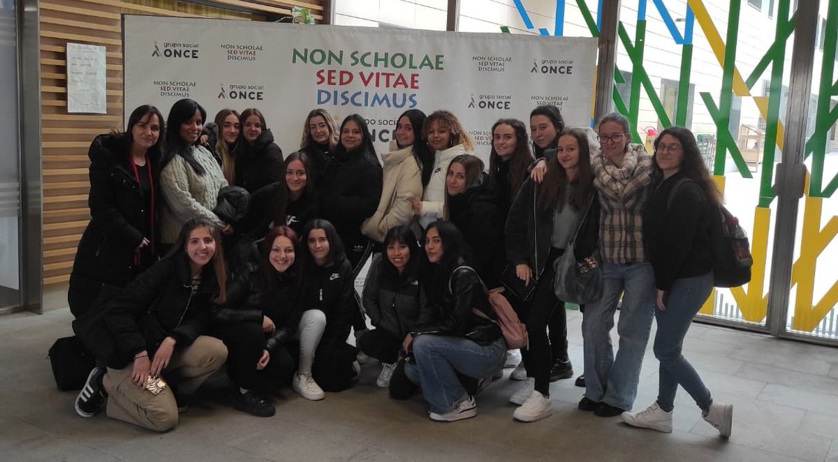 EEncantadaElena's tweet photo. Gracias al Centro de Recursos Educativos de la @ONCE_oficial, nuestras alumnas de CFGS de Infantil aprenden a trabajar con niñ@s ciegos. https://t.co/Jhk2fDEqwo
