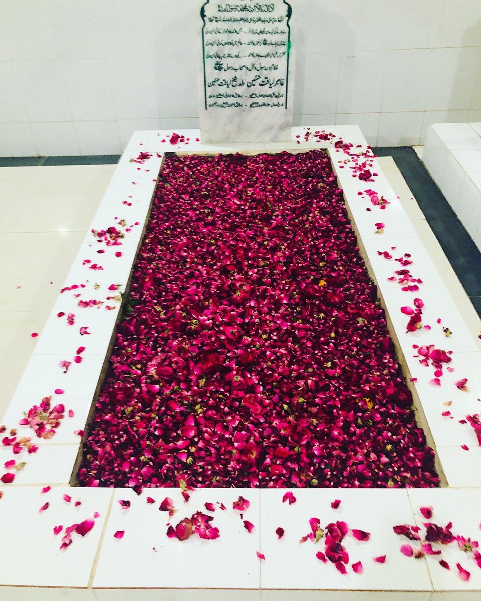 DrBushraIqbal's tweet photo. عامر لیاقت (مرحوم) کی آج کی رات آپ سب کے ساتھ دعا مانگتے ہوۓ گزرتی تھی ، آج وہ خود آپ سب کی دعاؤں کے منتظر ہیں۔۔۔ اپنی خاص دعاؤں میں ان کو ہمیشہ یاد رکھئیے گا۔ اللہ پاک ان کی قبر کو بقعۂ نور بنا دے اور آگے کی تمام منازل آسان فرماۓ آمین۔ 
#ShabeBarat #AamirLiaquat https://t.co/xlsxQm4U4x
