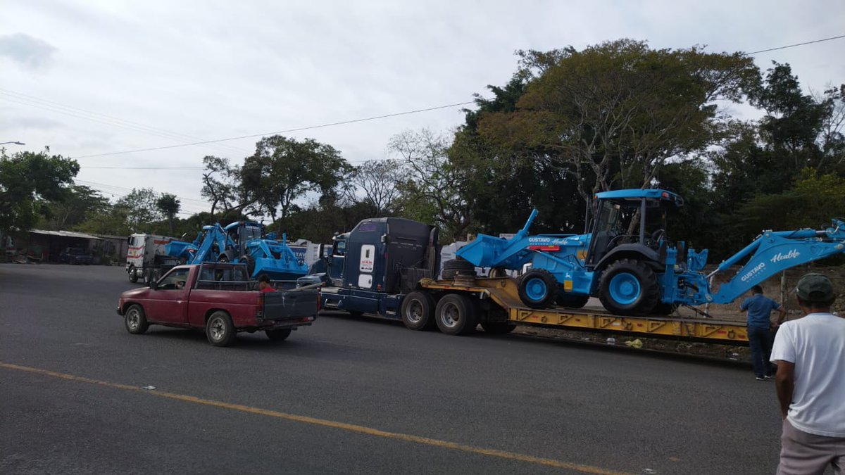 alertanoti's tweet photo. SE FILTRA LA NUEVA ADQUISICIÓN DEL ALCALDE MUNICIPAL DE SANTA ANA, GUSTAVO ACEVEDO 

Luego de ponerle luces a todo el estadio, Oscar Quiteño, se filtran imágenes de la nueva adquisición. 

El edil, se fue de compras, y le lleva al municipio más maquinaria pesada. https://t.co/TjVs7VLByP