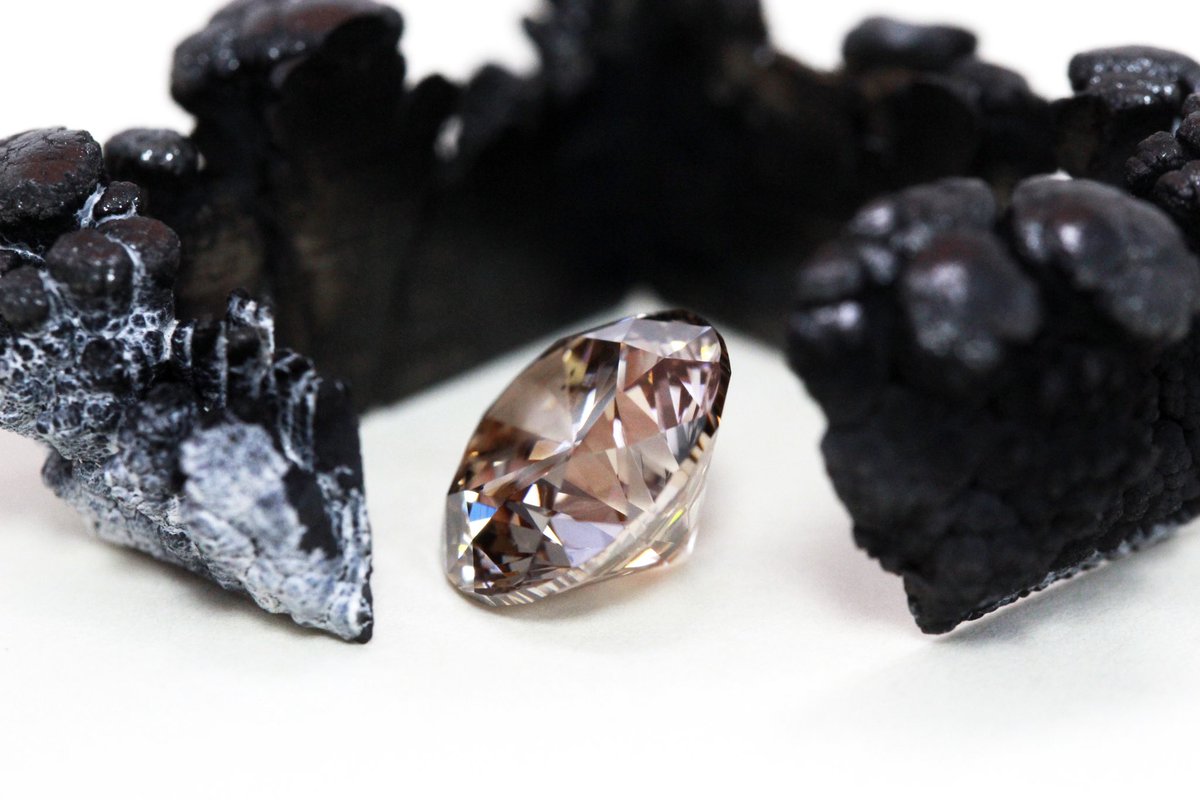 bring_diamonds's tweet photo. CVD diamonds grow in carbon layers, atom by atom to create FCC lattice crystal structures. Our 3.13 carat Old Rose diamond is surrounded by polycrystalline that has been trimmed off our diamond roughs. Out of this world, extraordinary &amp; appears extraterrestrial. #ethical #eco #et https://t.co/rhrItuQ8Hw