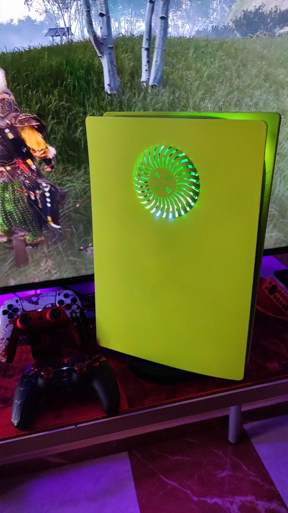 CopsGames's tweet photo. Terminado el Mod de Ps5. Ya no tan solo estético, sino que la consola ha mejorado las temperaturas al dejar entrar el aire frío por un lado y sacar el caliente por el otro. #Playstation5 #Modding https://t.co/ei116dOD81