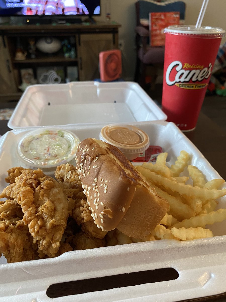 raisingcanes's tweet photo. RT if you know how close you are to the nearest Raising Cane’s at all times. 

📸: @wx_Jpeg (TW) https://t.co/0bTw5hwceE