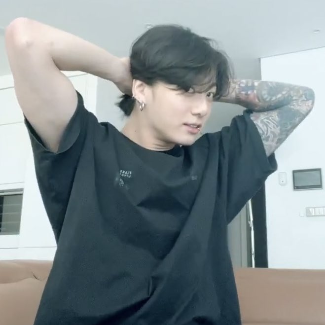 jun9thv's tweet photo. #kookvau — apuesta 

jk y th siempre se nombran en sus lives. a base de eso, hicieron una apuesta: quien nombre primero al otro en alguno de sus lives, debe cumplirle un favor al otro. th perdió, pero nunca se esperó el favor de jk.

¡ #kooktaeau #kookv #kooktae #taekookau ! https://t.co/7LP3j6dcwA