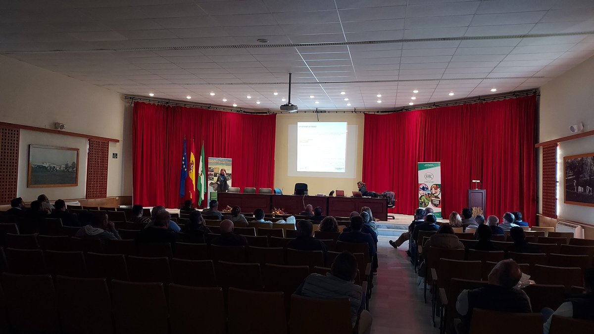 padelatorre's tweet photo. En faena... nuestra Responsable técnica de la unidad de Andalucía occidentales ServicioAgrario @cajasur explicando a agricultores y ganaderos de #ValledelosPedroches la actual #reformaPac gracias a @IfapaJunta por cedernos espacio. https://t.co/fZOp5wVw4k