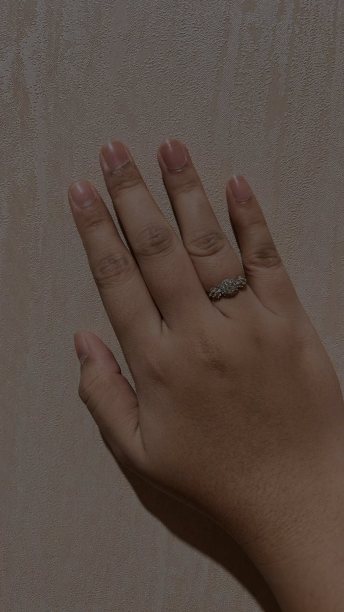 devithacy's tweet image. kaget bgt, gaada sinyal sama sekali, bkn tanggal cantik, mana kuku polosan gitu.. super happy 🤍