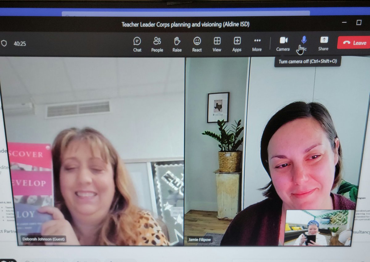 montra_rogers's tweet image. We&apos;ve been #DiscoveringDevelopingDeploying for the last two days. I love it when they pull out their books during meetings.  @SocialStudiesSS #DistrictPartnerships #PartnersWithAPurpose