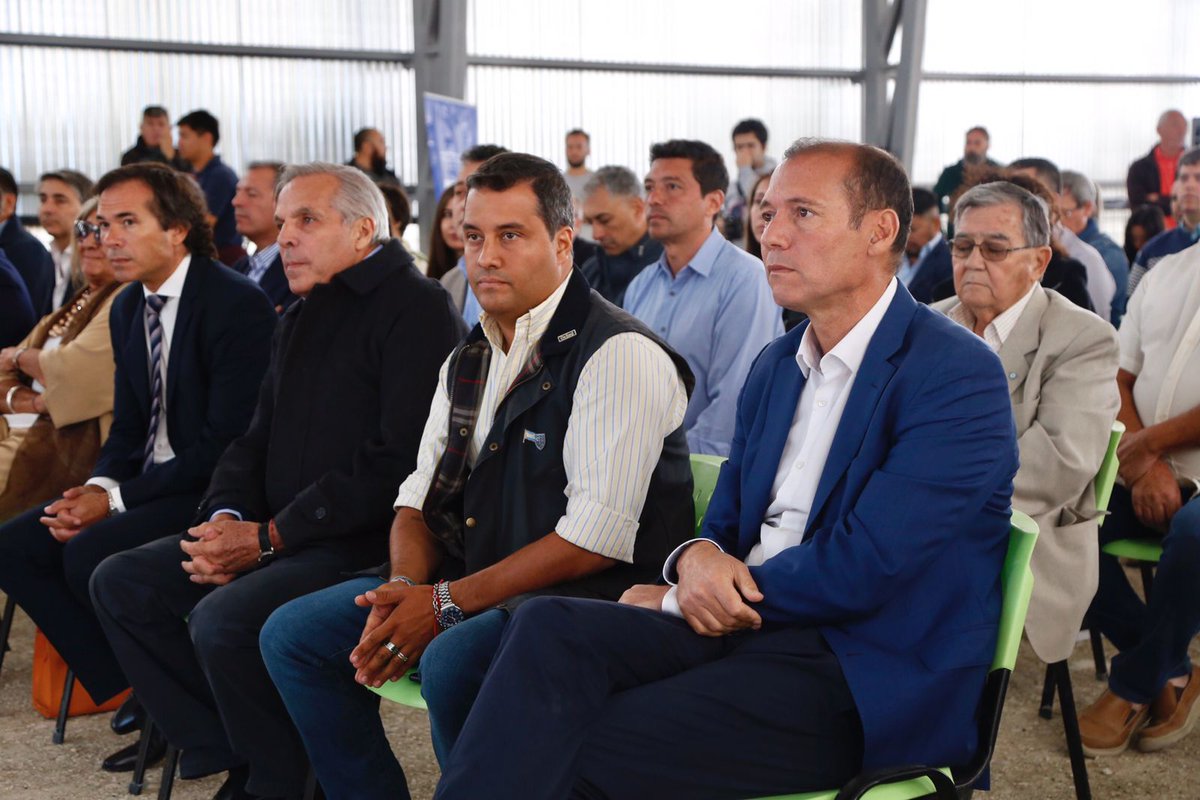 OmarGutierrezOk's tweet photo. Con la satisfacción del compromiso cumplido, inauguramos las obras en la Zona Franca en Zapala que incluyen
🏢oficinas para personal
🚑enfermería y
🚒bomberos
👮🏻garita de seguridad
🧰puesta en valor de la playa de almacenamiento
📦nave industrial para almacenamiento
¡Bien hecho! https://t.co/qr1z6VyEs2