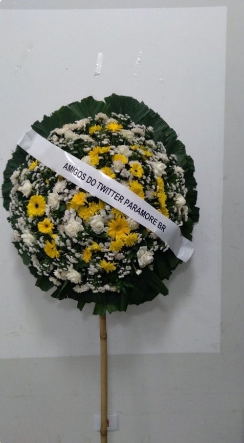 JUSTIÇA POR JULIANA 🚨 

Estamos unindo forças com todos os fã clubes para pedirmos uma homenagem durante os shows para Juliana (<a href="/yelyahwho/">xoleana</a>), fã de Paramore que foi vítima de feminicídio em dezembro de 2021, cujo caso se encaminha agora para júri - ainda sem justiça. 

Na época,
