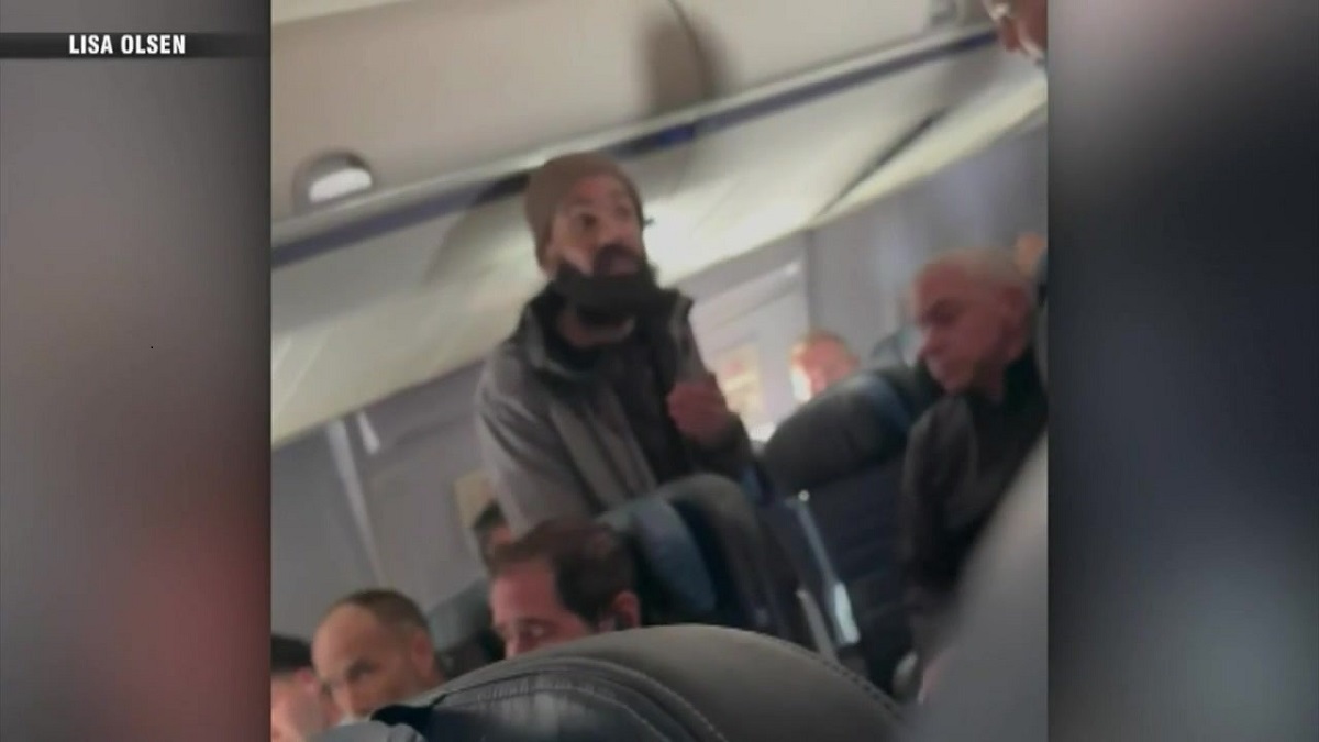 CALLING ALL HEROES: @7NEWS is looking to hear from any of the passengers who helped subdue a man accused of threatening those aboard a United flight on Sunday. If you took part or know someone who did, DM us or email us at news@whdh.com!