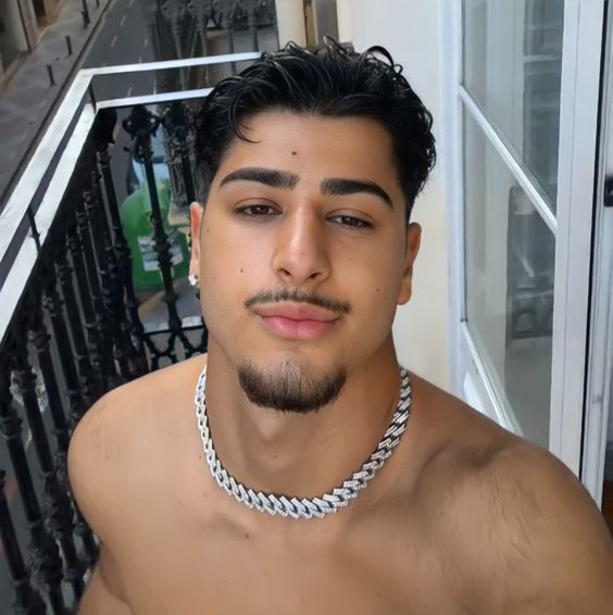 UzelVar's tweet photo. Come bttm for me in the shower after we workout at the gym https://t.co/EJRRC6hA6P