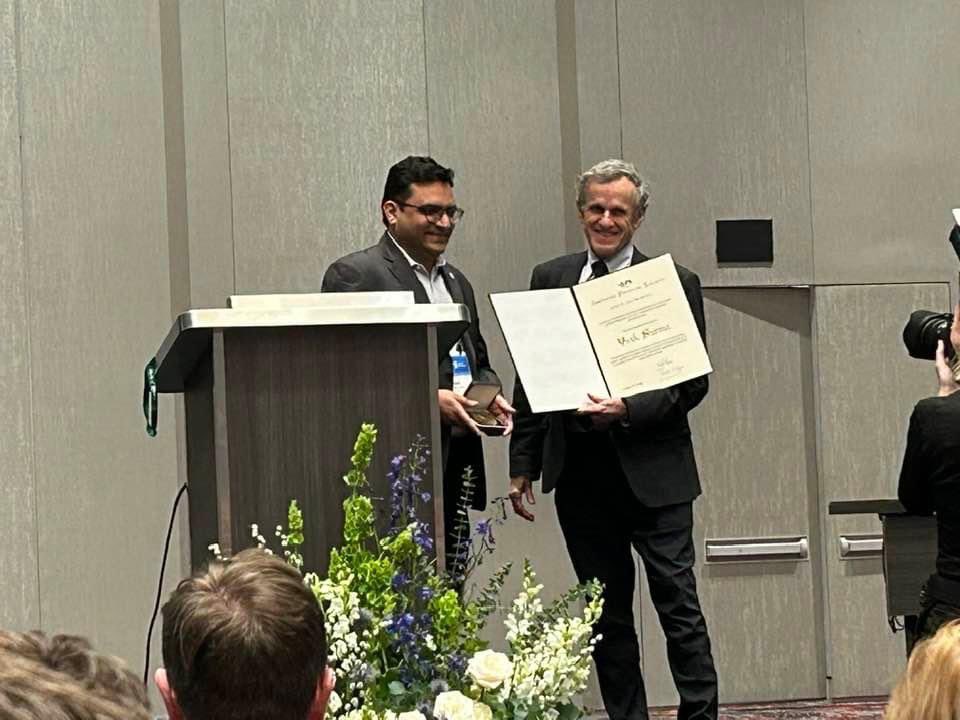 Congratulations to Vivek Sharma @Odeslab and @nnf_lab alum on receiving the 2023 Dillon Medal 🏅 from @APS_DPOLY at the #APSMarchMeeting. 📸 Wes Burghardt