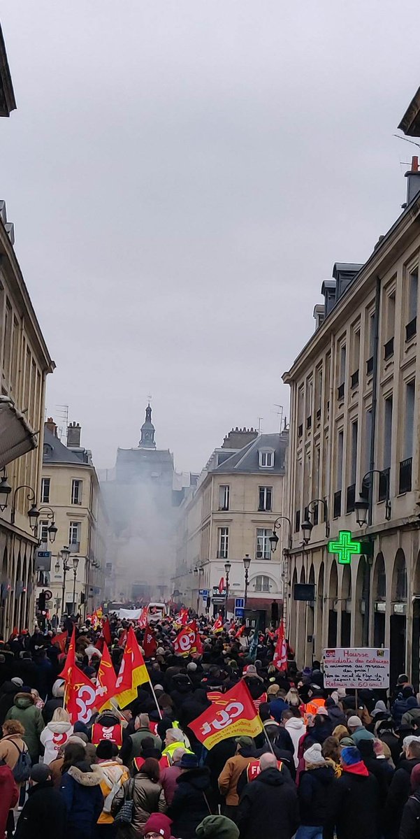 LFI_Reims's tweet photo. Nous étions à Reims dans les  12 000 manifestants présents aujourd'hui contre la réforme des retraites ! 

Mobilisation historique à Reims comme partout ✊ 

#grevedu7mars #BlocageDeLaFrance #manifestation #64ansCestNon https://t.co/9VRA0WfW25